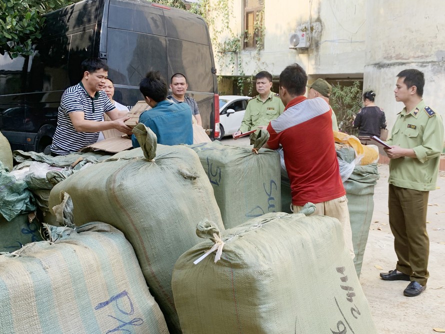Lực lượng QLTT Lạng Sơn kiểm tra hàng hóa nhập lậu tại địa bàn huyện Cao Lộc ngày 25/11