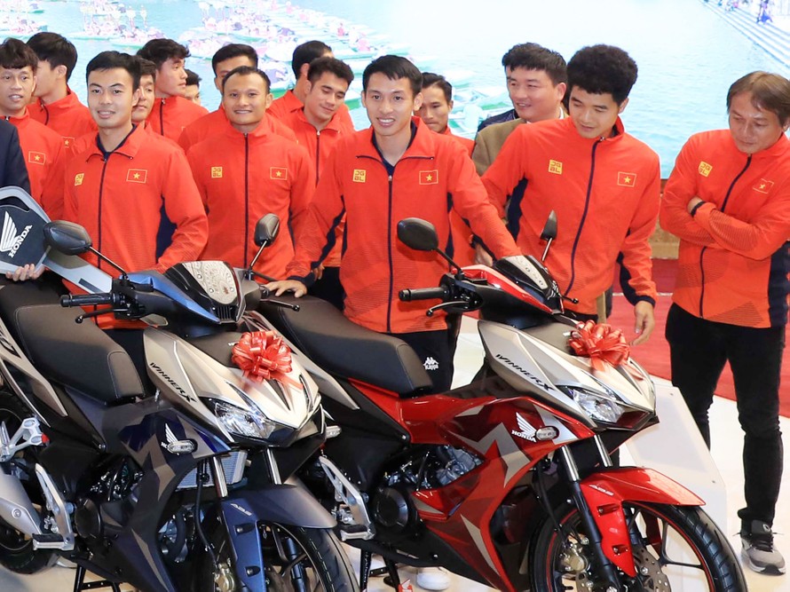 58 chiếc xe máy tổng trị giá hơn 3 tỷ đồng đã được Honda Việt Nam trao tặng cho hai đội bóng đá nam và nữ vừa giành huy chương vàng Seagames 30 về
