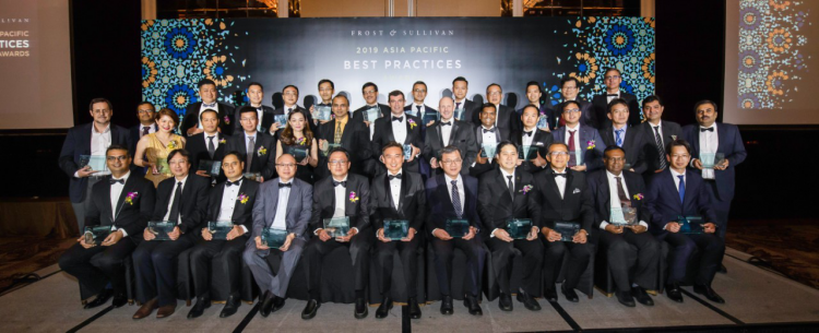 Giải thưởng ghi nhận đóng góp của doanh nghiệp trong lĩnh vực trung tâm dữ liệu và dịch vụ đám mây do Frost & Sullivan trao vào giữa tháng 11, tại Singapore