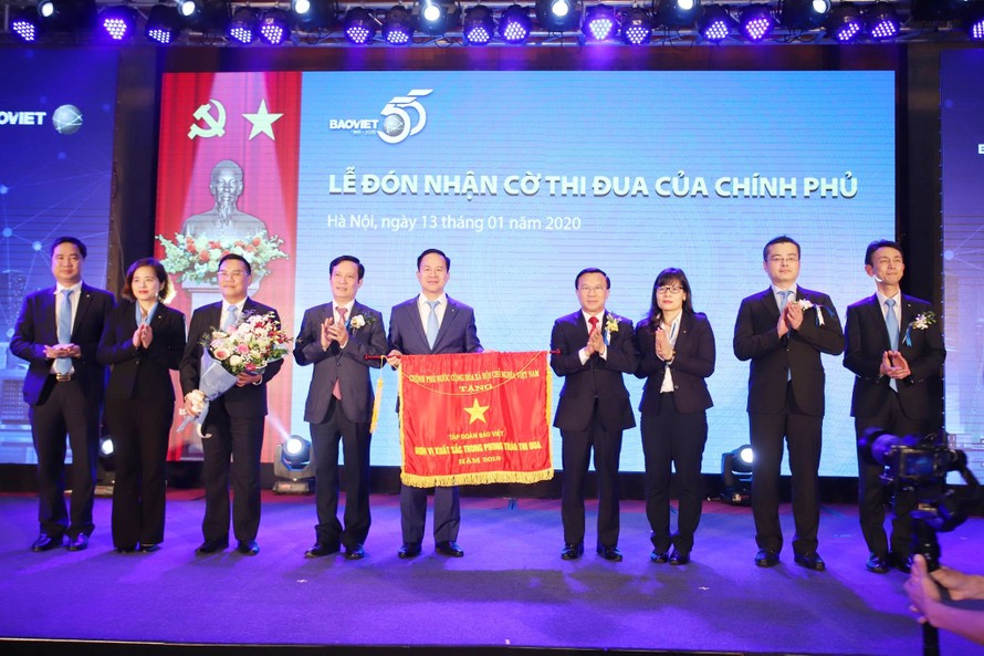 Bảo Việt nhận cờ thi đua của Chính phủ