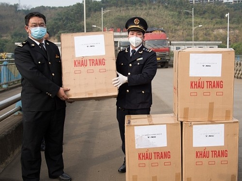 Lãnh đạo Chi cục Hải quan cửa khẩu Lào Cai tặng 10.000 khẩu trang cho Hải quan Hà Khẩu (Trung Quốc) ngày 2/2. Ảnh CTV Thanh Phương