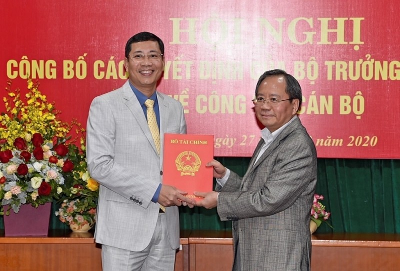 Thứ trưởng Bộ Tài chính Đỗ Hoàng Anh Tuấn trao Quyết định bổ nhiệm cho ông Trần Huy Trường