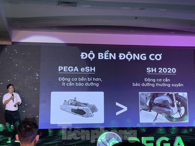 CEO Pega Đoàn Linh so sánh mẫu xe điện eSH của công ty với mẫu xe Honda SH tại lễ ra mắt ngày 11/1