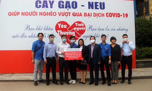 Đại diện lãnh đạo và Công đoàn Vụ KH-ĐT (BHXH Việt Nam) ủng hộ 2 tấn gạo cho người dân gặp khó khăn bởi dịch COVID-19 tại điểm Trường ĐH Kinh tế Quốc dân (Hà Nội) 
