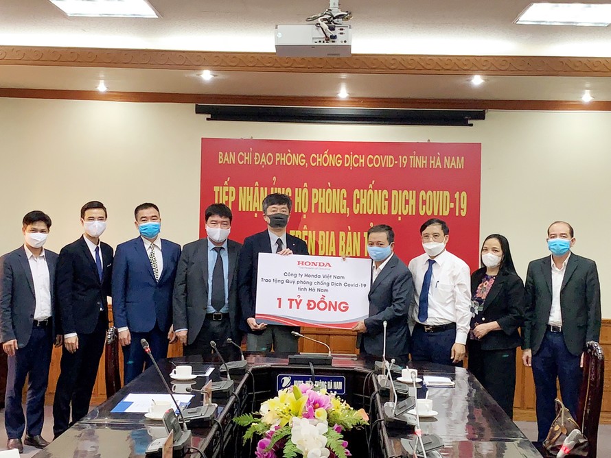 Honda Việt Nam trao tặng Ủy ban Mặt trận Tổ quốc tỉnh Hà Nam 1 tỷ đồng phòng chống dịch COVID-19