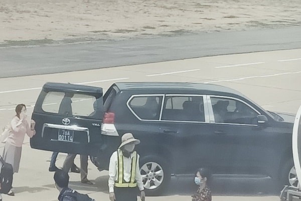 Chiếc xe biển xanh đón ông Lương Minh Sơn và người thân tại cầu thang máy bay ở sân bay Tuy Hòa.