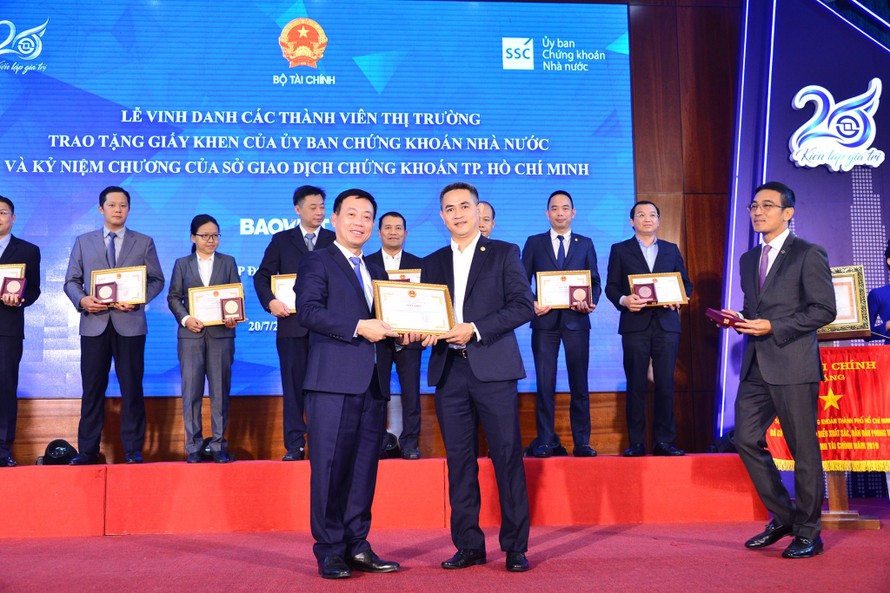 Ông Trần Văn Dũng - Chủ tịch Ủy ban Chứng khoán Nhà nước ghi nhận Tập đoàn Bảo Việt đã có những đóng góp tích cực cho thị trường chứng khoán Việt Nam