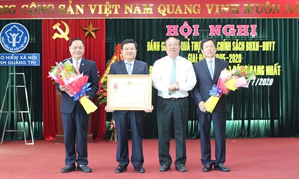 Phó Tổng Giám đốc BHXH Việt Nam Nguyễn Đình Khương trao Huân chương Lao động hạng Nhất cho BHXH tỉnh Quảng Trị