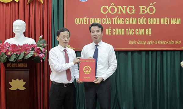 Tổng Giám đốc Nguyễn Thế Mạnh trao quyết định bổ nhiệm cho ông Giám đốc BHXH tỉnh Tuyên Quang