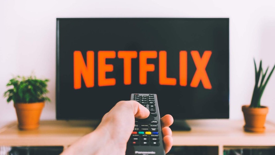 Netflix cung cấp dịch vụ phát thanh, truyền hình trên mạng internet tại Việt Nam từ đầu năm 2016 với các gói có mức phí từ 180.000 đến 260.000 đồng/tháng