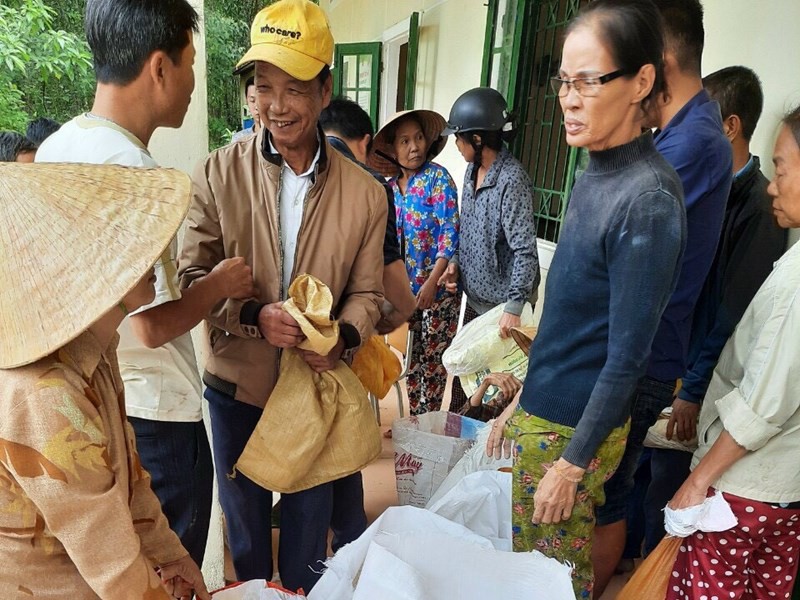Người dân xã Lộc Hà, huyện Phú Lộc, tỉnh Thừa Thiên – Huế nhận gạo cứu trợ dự trữ quốc gia. Ảnh: TCDTNN