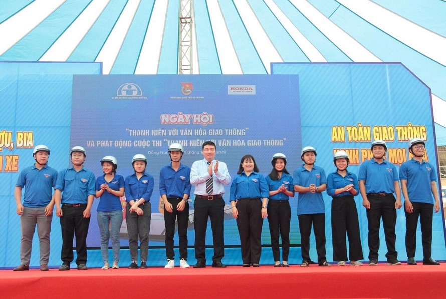Trong khuôn khổ chương trình, Honda Việt Nam trao tặng 500 mũ bảo hiểm cho các đoàn viên, thanh niên tỉnh Đồng Nai