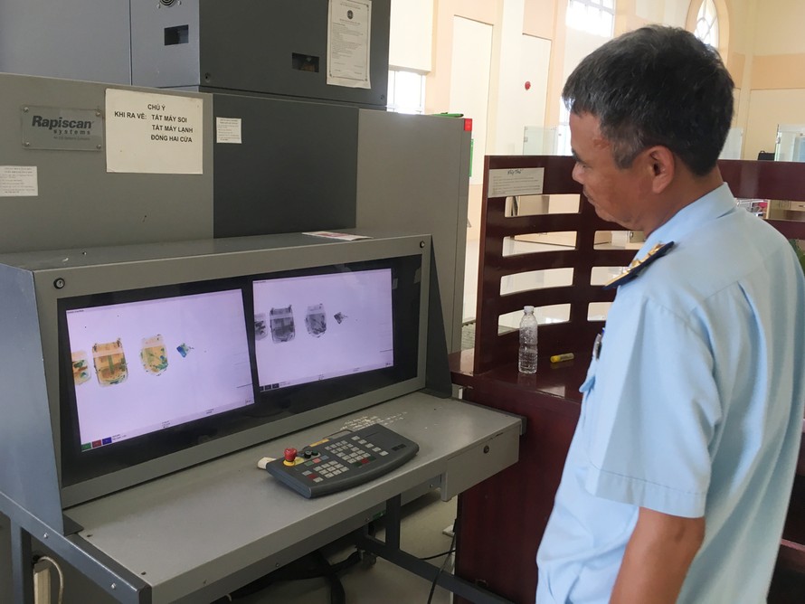 Công chức Hải quan giám sát hàng hóa xuất nhập khẩu bằng máy soi chiếu. Ảnh minh họa của: Tuấn Nguyễn