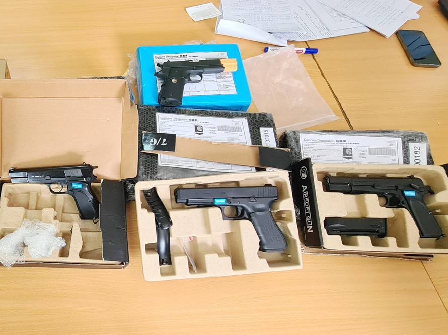 Phát hiện lô hàng hình súng chuyển từ Hồng Kông về Hà Nội 