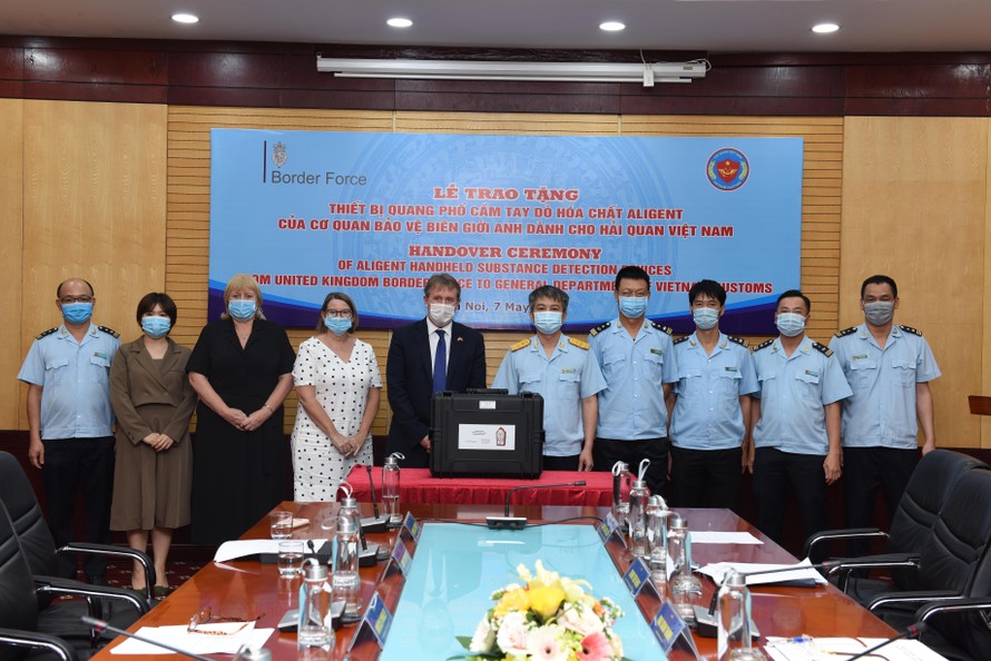 Hải quan Việt Nam tiếp nhận 4 máy quang phổ phát hiện hóa chất do Cơ quan Bảo vệ Biên giới Anh trao tặng