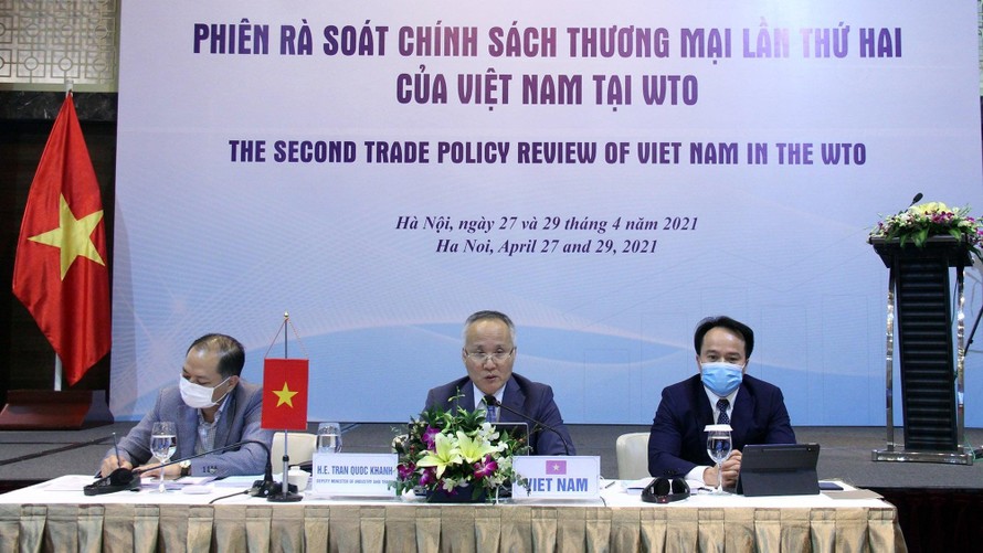 Thứ trưởng Bộ Công thương Trần Quốc Khánh (ngồi giữa) cùng các đại diện phía Việt Nam dự phiên rà soát chính sách thương mại lần 2 của WTO