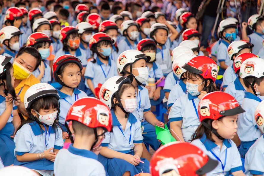 Gần 6 triệu em học sinh bước vào lớp Một nhận mũ bảo hiểm do Honda Việt Nam sản xuất