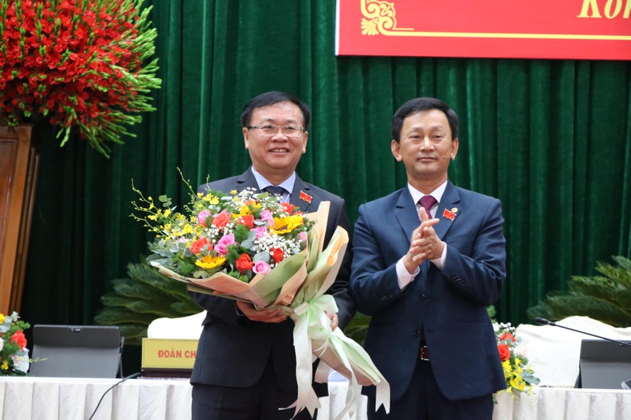 Ông Dương Văn Trang (bìa phải) tặng hoa cho nguyên Chủ tịch HĐND tỉnh Kon Tum Nguyễn Văn Hòa. Ảnh: Nhật Nguyễn.