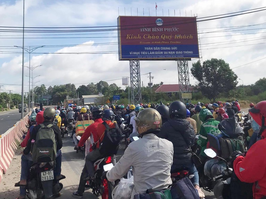 Người dân Đắk Lắk từ TP.HCM và các tỉnh phía Nam đi xe máy về quê tránh dịch