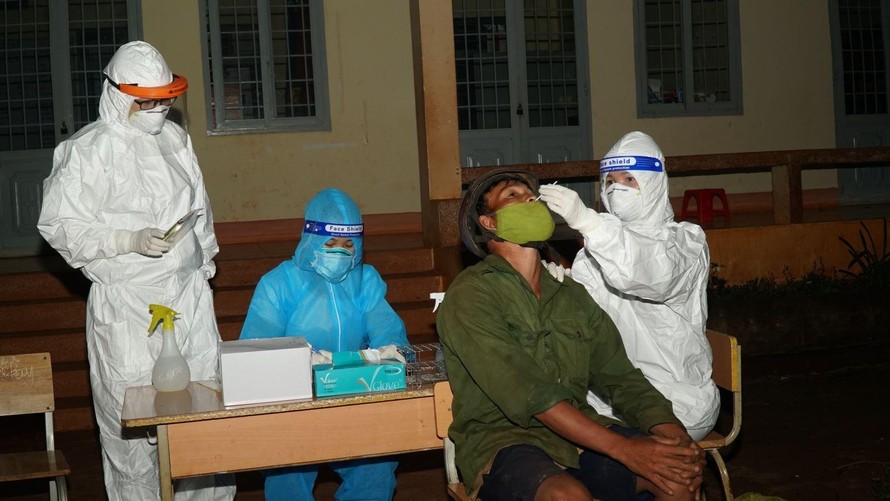 Ngành Y tế Đắk Lắk lấy mẫu test nhanh COVID-19 cho người dân vùng dịch