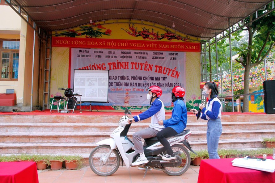 HEAD Lộc Bình hướng dẫn học viên ngồi sau xe máy an toàn