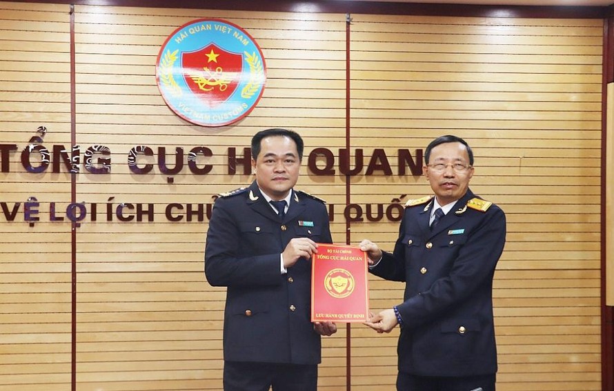 Ông Nguyễn Hoàng Tuấn (trái) nhận Quyết định bổ nhiệm từ Tổng cục trưởng Tổng cục Hải quan Nguyễn Văn Cẩn 