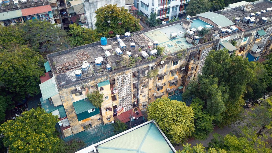 Tận thấy những khu chung cư cũ ở Hà Nội hư hỏng nặng chờ được cải tạo