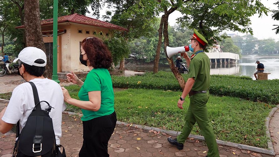 Hà Nội lập chốt ngăn người dân 'vượt rào' tập thể dục ở công viên, vườn hoa 