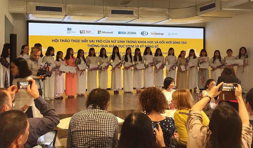 Các nữ sinh nhận học bổng ‘YouthSpark. Ảnh: Việt Linh 