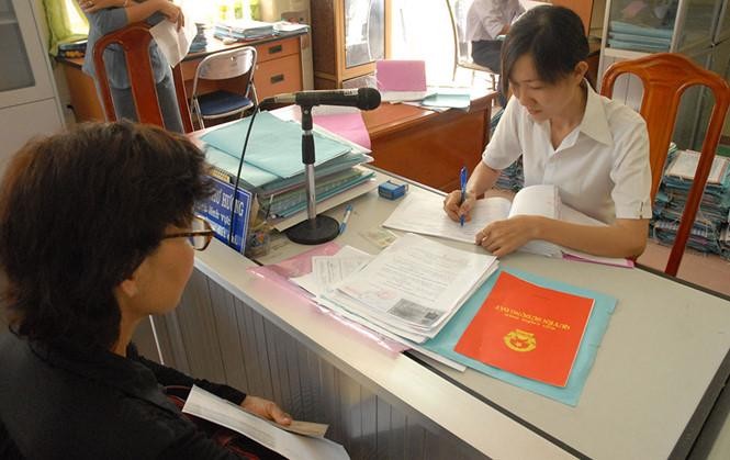 TPHCM giao chi nhánh Văn phòng đăng ký đất đai các quận huyện cấp sổ đỏ cho người dân.
