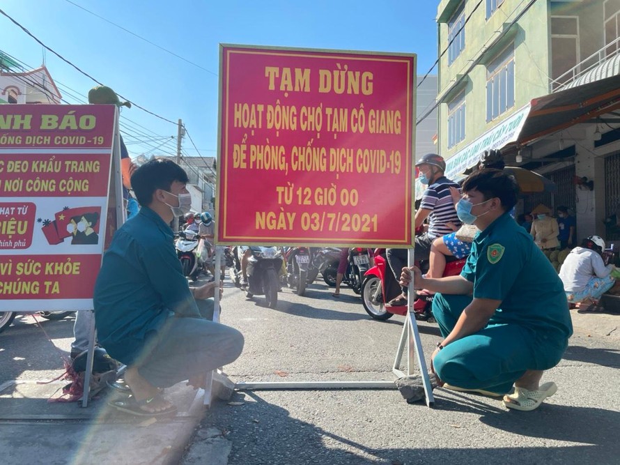 Lực lượng chức năng phường 4 (TP. Vũng Tàu) trưng bảng bảng thông báo “Tạm dừng hoạt động chợ Cô Giang từ 12h ngày 3/7” tại ngã tư Cô Giang-Nguyễn Văn Trỗi. Ảnh: Báo Bà Rịa-Vũng Tàu.