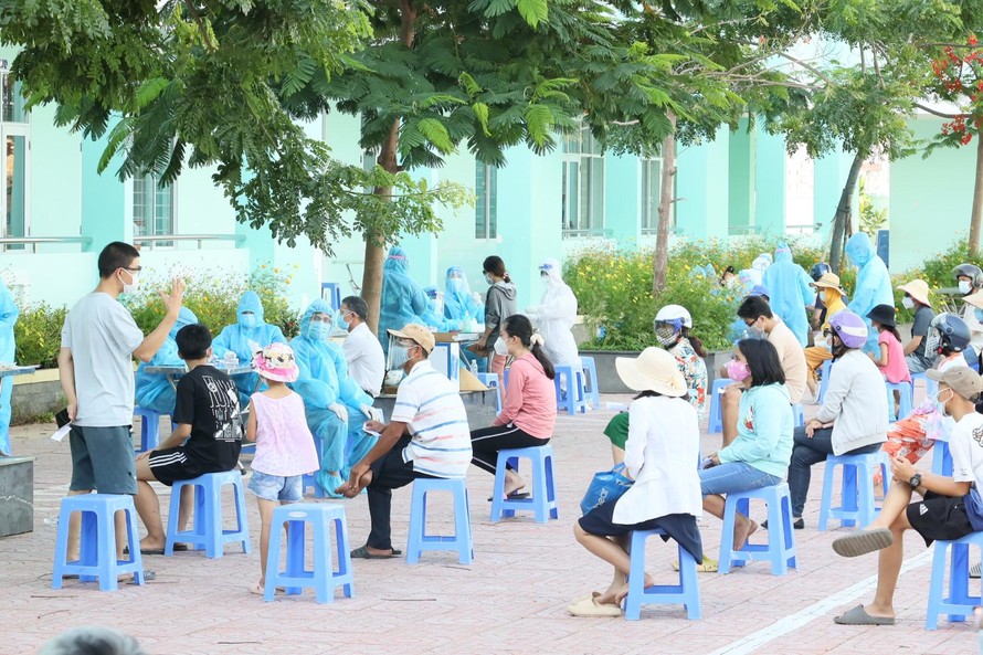 Bắt đầu từ chiều 20/7, lực lượng chức năng sẽ tiến hành lấy mẫu xét nghiệm diện rộng cho khoảng 40.000 người dân thị trấn Long Hải.