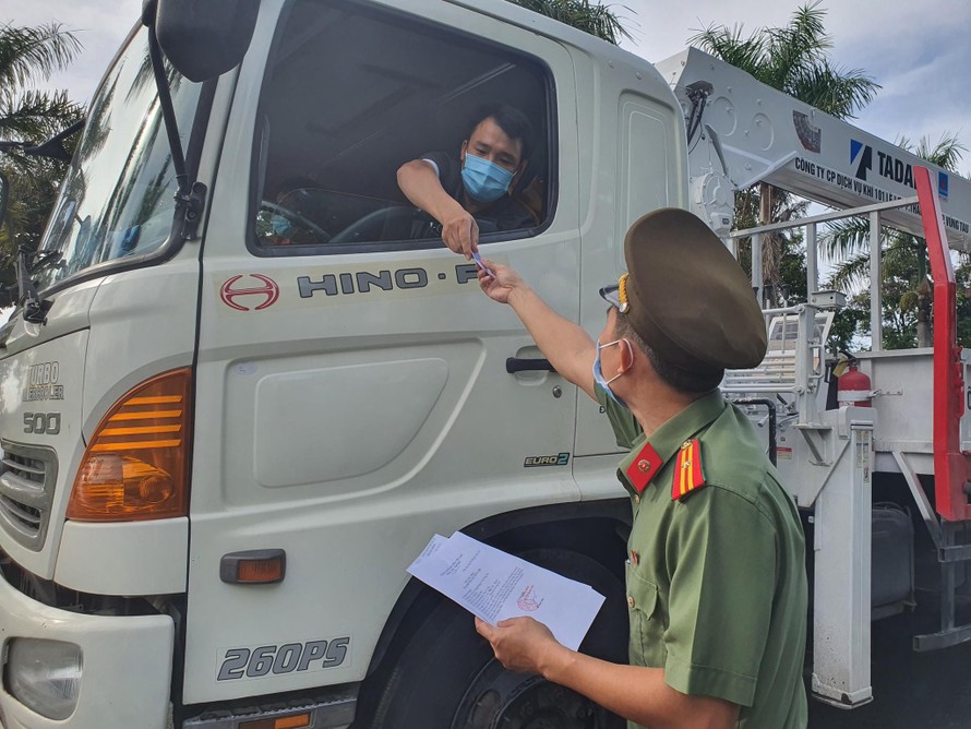 Công an thị xã Phú Mỹ, tỉnh Bà Rịa-Vũng Tàu làm nhiệm vụ tại chốt kiểm tra khai báo y tế trên quốc lộ 51. Ảnh: Nguyễn Long.