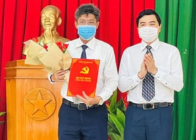 Ông Nguyễn Hoài Anh trao quyết định và tặng hoa chúc mừng ông Nguyễn Minh giữ chức Phó Chủ tịch UBND tỉnh Bình Thuận.