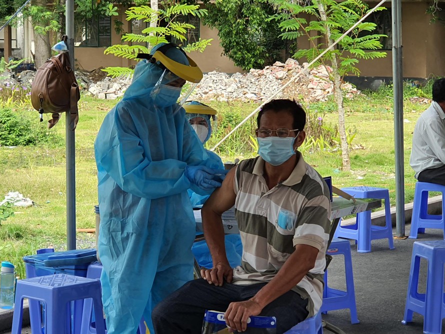 Bà Rịa-Vũng Tàu tiêm vắc xin cho người dân. Ảnh: Nguyễn Long.