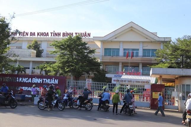 Nữ bác sĩ khoa Sản, Bệnh viện Đa khoa tỉnh Bình Thuận bị phạt 15 triệu đồng vì không khai báo y tế.