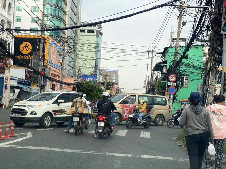 Đường phố Sài Gòn đông đúc dù ca F0 cộng đồng tăng cao