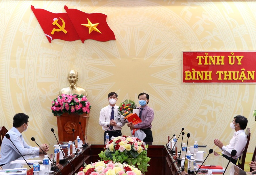 Ông Dương Văn An, Bí thư Tỉnh ủy Bình Thuận trao quyết định nghỉ hưu cho cán bộ lãnh đạo. Ảnh:binhthuan.gov.vn.