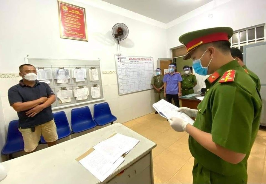 Công an thị xã Phú Mỹ đọc lệnh bắt tạm giam Trần Quang Minh.
