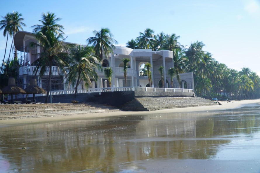 Resort Hải Âu ở Bình Thuận đã xây nhà hàng trái phép, lấn ra mặt biển. Ảnh: Thanh Niên.