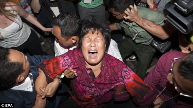 Thân nhân hành khách MH370 phẫn nộ 