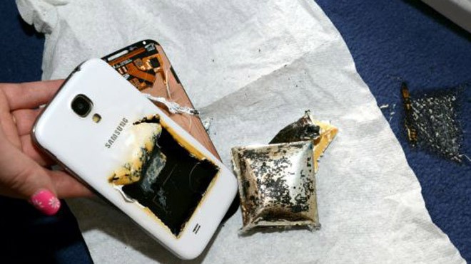 Samsung Galaxy S4 bốc cháy khi đang sạc pin