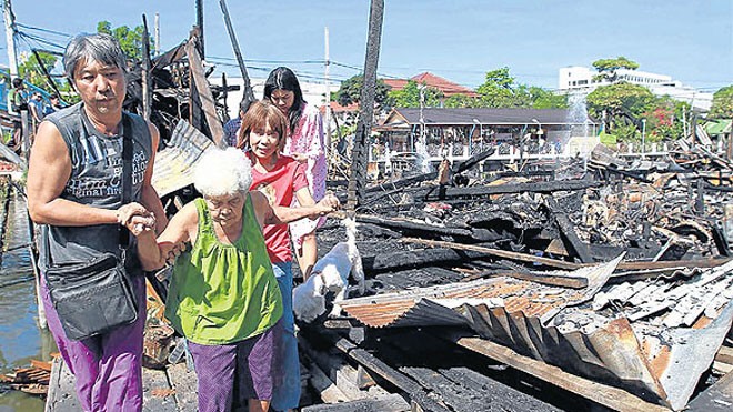 Thái Lan: Lửa cháy kinh hoàng thiêu rụi hàng trăm ngôi nhà