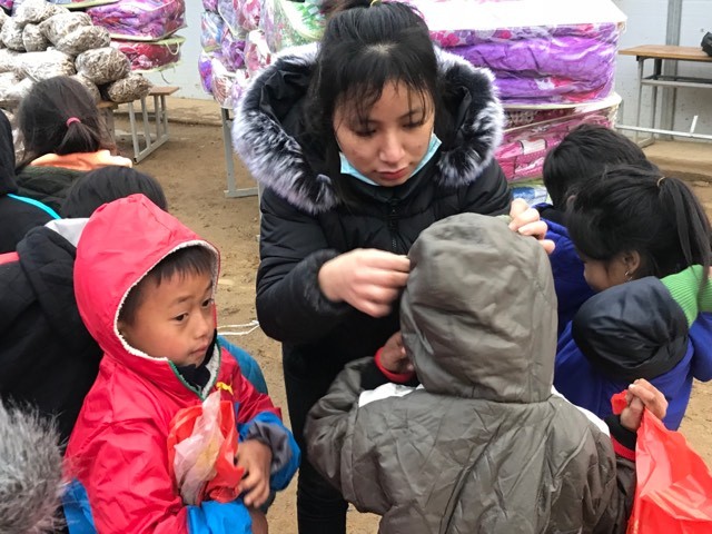 Các em học sinh Nậm Tột có áo ấm chống chọi với khí hậu khắc nghiệt chốn thâm sơn cùng cốc.
