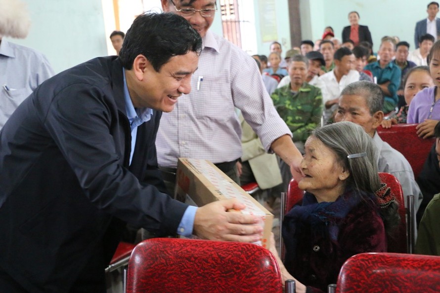 Bí thư Tỉnh ủy Nghệ An trao quà tết hỗ trợ người dân Yên Thành.