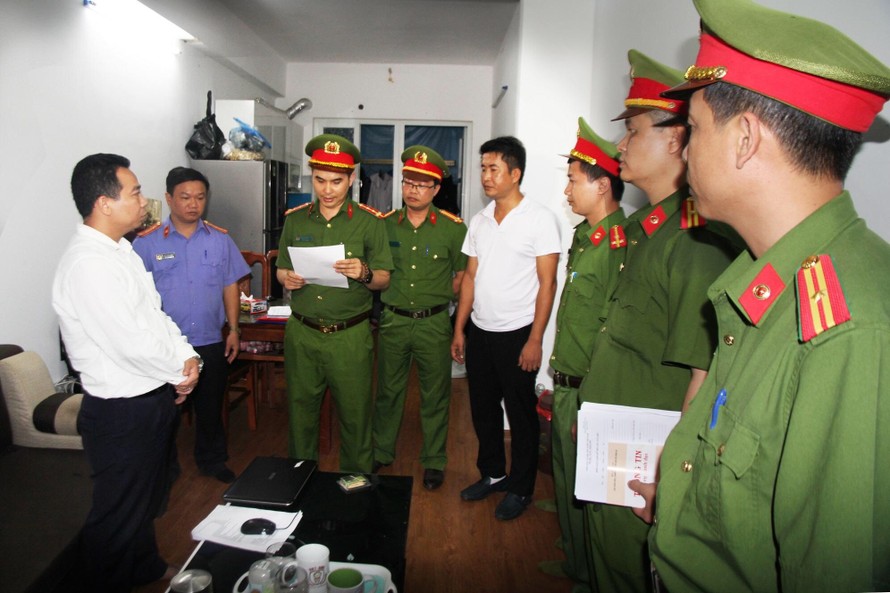 Cơ quan CSĐT đọc quyết định khởi tố bị can, bắt tạm giam ông Kim Văn Bốn.