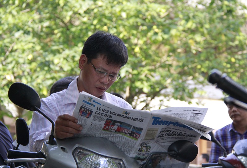  Phát báo Tiền Phong miễn phí cho người nhà sĩ tử