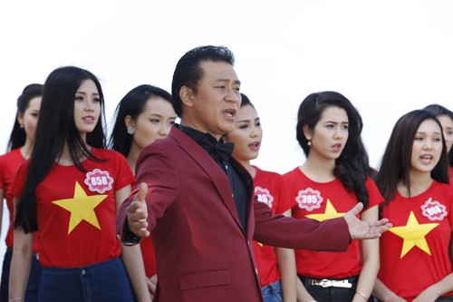 NSƯT Tạ Minh Tâm hát giữa biển cùng dàn thí sinh Hoa hậu