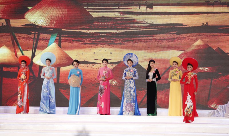 [ẢNH] Màn trình diễn áo dài đêm chung kết Hoa hậu Việt Nam