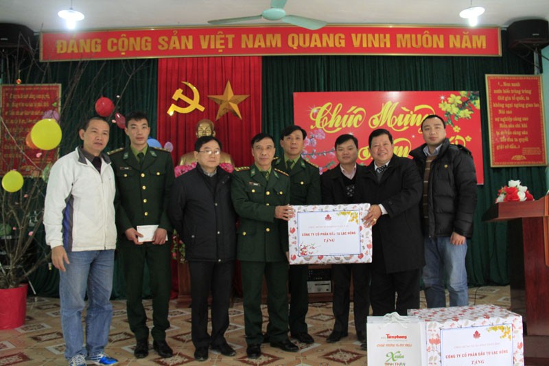 Đoàn công tác tặng quà lãnh đạo đồn biên phòng cửa khẩu Sóc Giang.